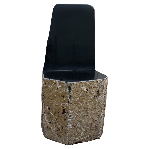 Stuhl, Basalt mit Naturkruste, H=90 cm