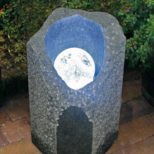 Wasserspiel, Granit dunkelgrau, mit drehender Glaskugel, inkl. LED Leuchte weiß, 054, gespitzt , 30x30, H=50 cm (Stück)