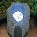 Wasserspiel, Granit dunkelgrau, mit drehender Glaskugel,...